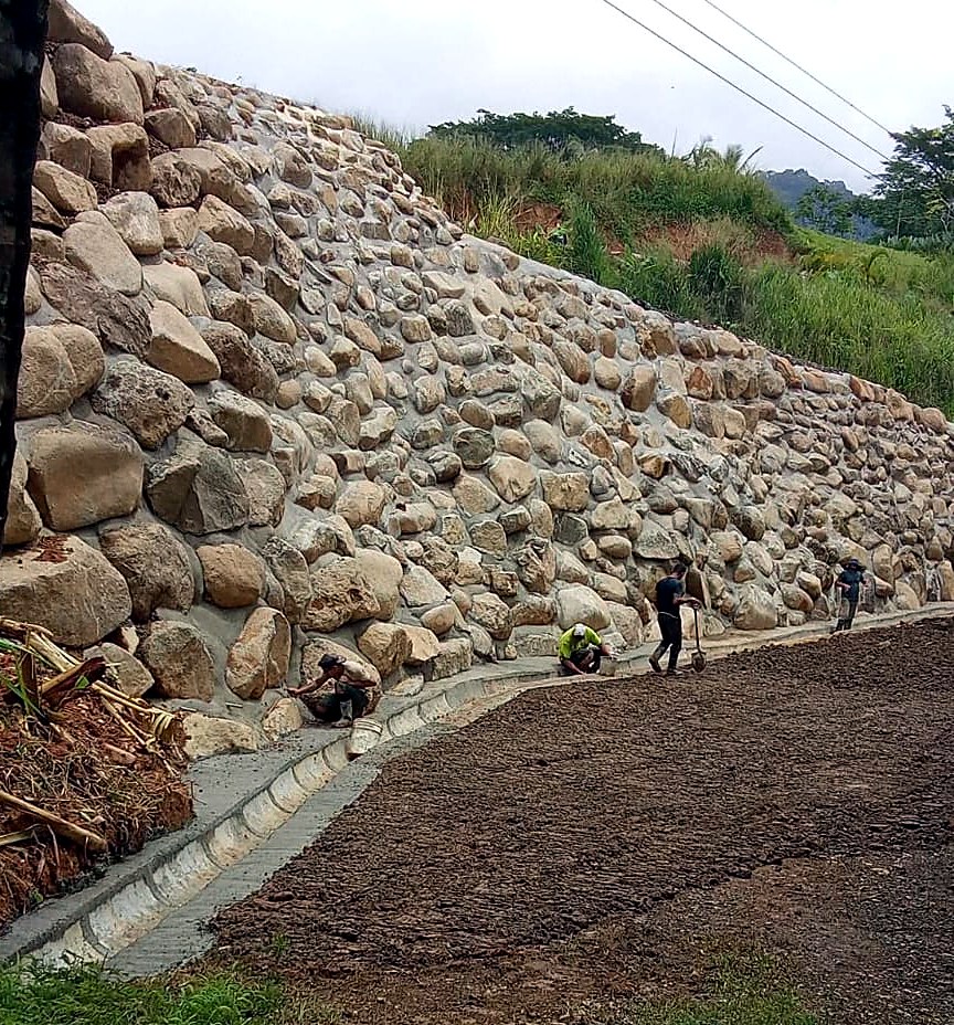 River-stone retaining wall