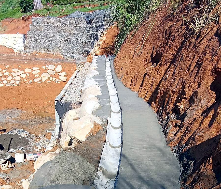 Stone wall with drainage channel